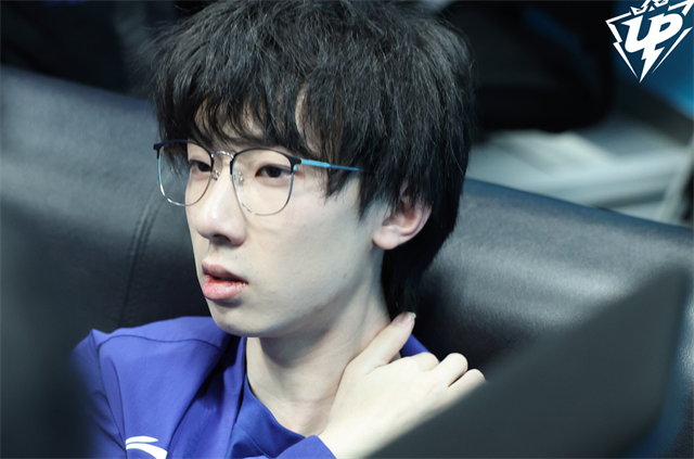 关于Rookie回归赛场,关键助攻首场状态亮眼,快船观众沸腾!的信息 关于Rookie回归赛场,关键助攻首场状态亮眼,快船观众沸腾!的信息